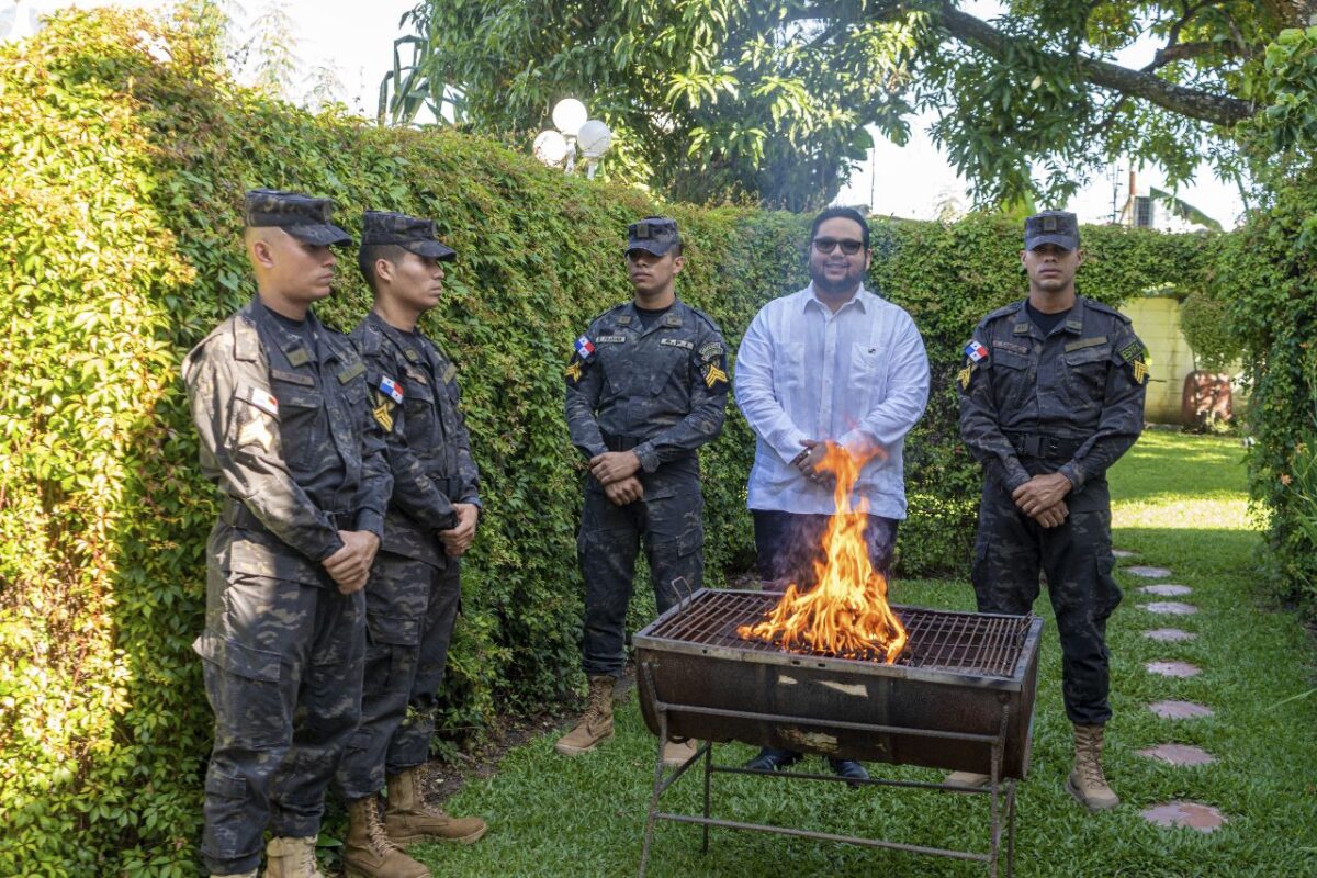 Ceremonia De Cremaci N De Banderas Ministerio