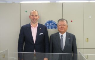 S.E. Peré y el H.S. Hideo Kubota, Secretario de Tokyo MOU