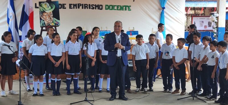 Embajador de Panamá realiza visita a la Escuela Omar Torrijos Herrera ...