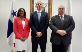 (De izquierda) Embajadora de Jamaica S.E. Shorna-Kay Richards, Embajador de Panamá S.E. Carlos Peré y Embajador de Costa Rica S.E. Alexander Salas
