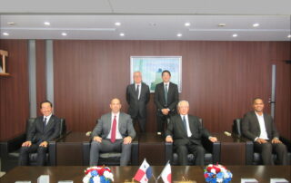 (De izquierda) H.S. Inoue, S.E. Carlos Peré, H.S. Takigawa, H.S. Guevara, H.S. Ohta y H.S. Suzuki