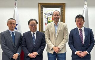 (De izquierda) H.S. Tetsuya Tateishi, Gerente de División de Suministros; H.S. Takashi Yusa, Director Ejecutivo; S.E. Carlos Peré, Embajador; y H.S. Tomoyuki Abe, Director Ejecutivo.