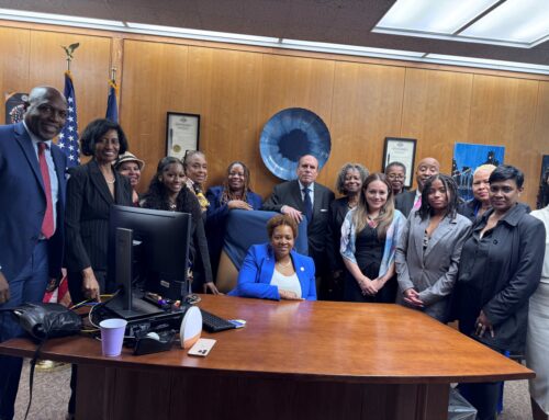Juramentan a Rhonda Tomlinson de raíces panameña como jueza de reclamaciones en Nueva York