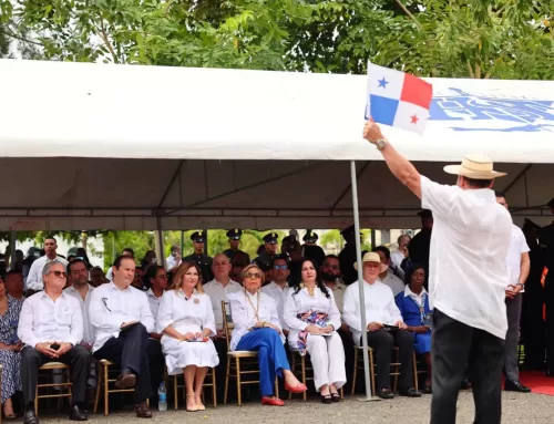 Canciller Martínez Acha-Vázquez participa en la tradicional quema de banderas dando inicio a las festividades patrias