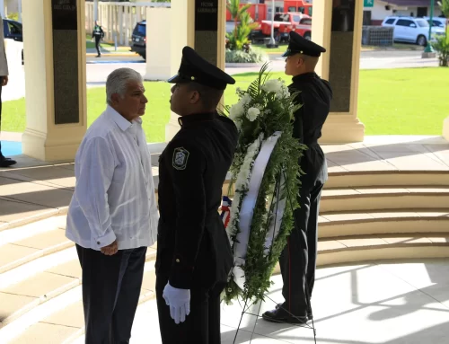 Presidente honra a los mártires y recibe reconocimiento de miembros de la gesta del 9 de Enero