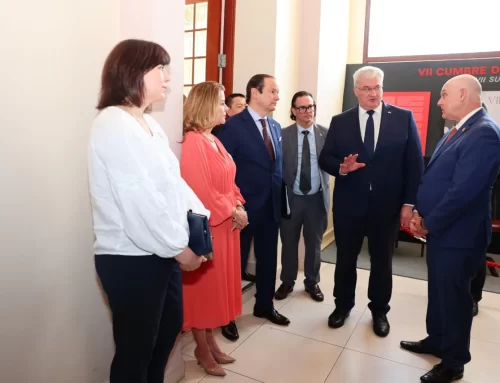 Canciller de Ucrania visita el Salón Bolívar