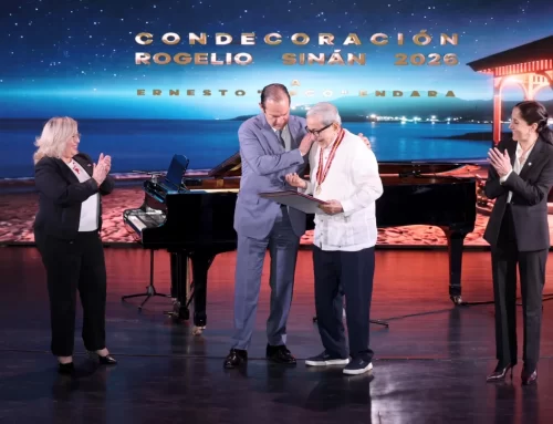 Canciller Martínez-Acha Vásquez resalta legado literario de Ernesto Neco Endara en acto de condecoración Rogelio Sinán