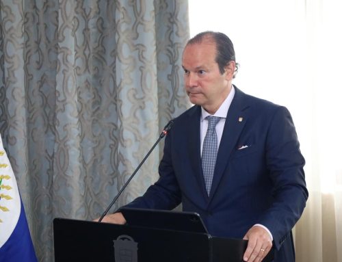 ​Panamá condecora a Rubén Farge embajador de la OEA