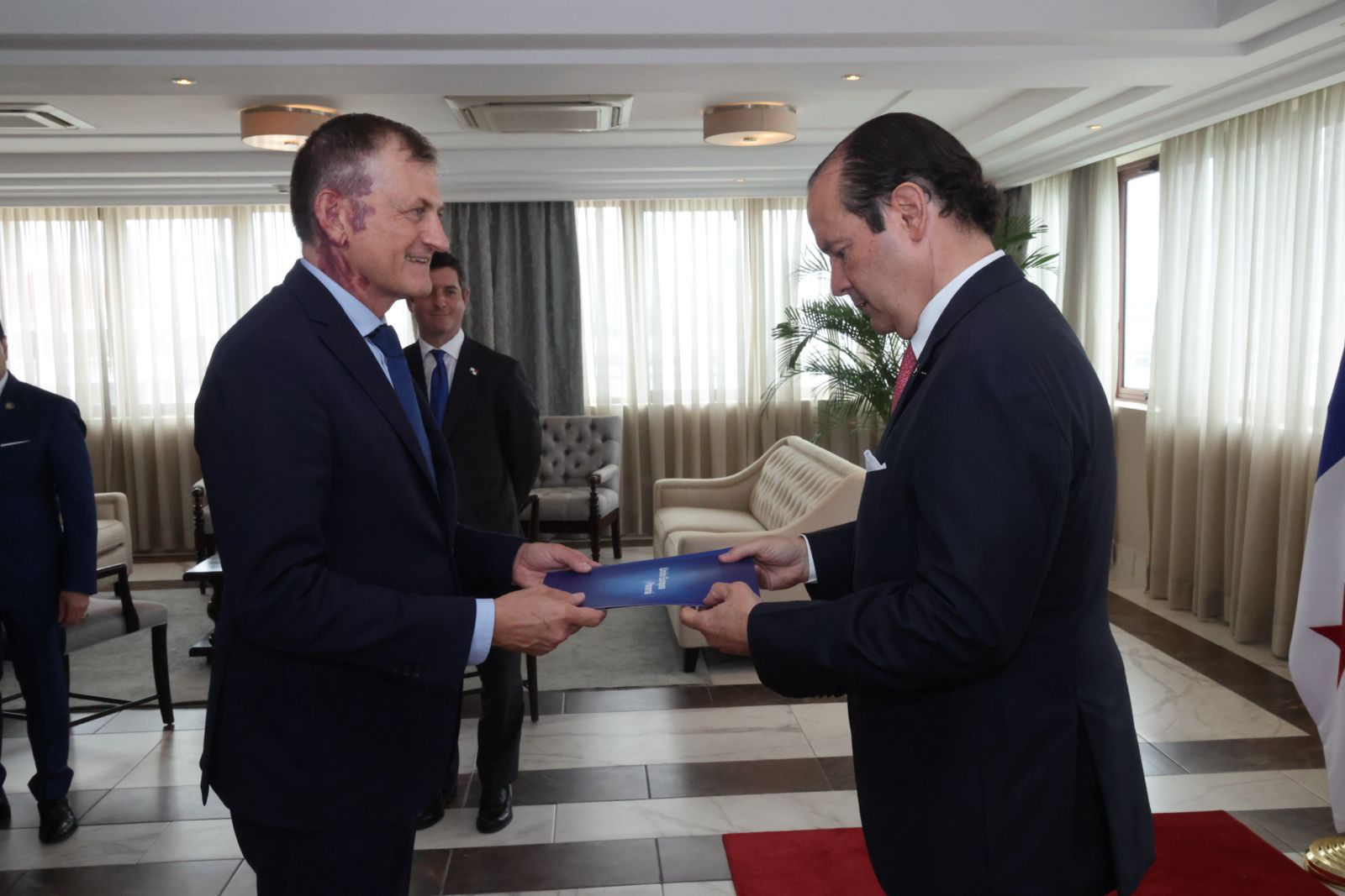 Ministro Martínez-Acha Vásquez recibe copias de cartas credenciales del nuevo embajador de la Unión Europea
